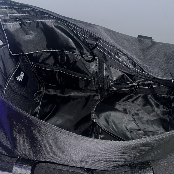 **BRAND NEW** DRAFT KINGS WEEKEND BAG - Picture 4 of 7